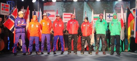 Ośmiu najlpeszych skoczków tegorocznego Pucharu Świata na scenie